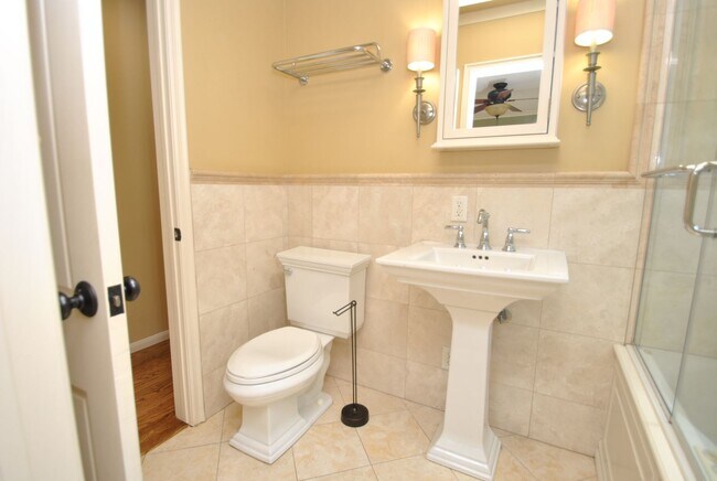 Building Photo - Stunning Colonial Revival in Bixby Knolls