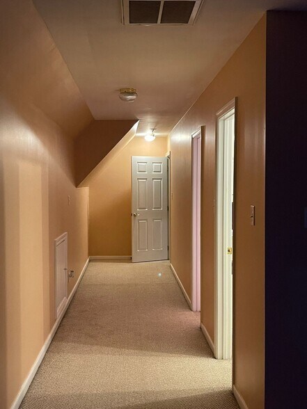 Building Photo - 1300 Lomond Dr