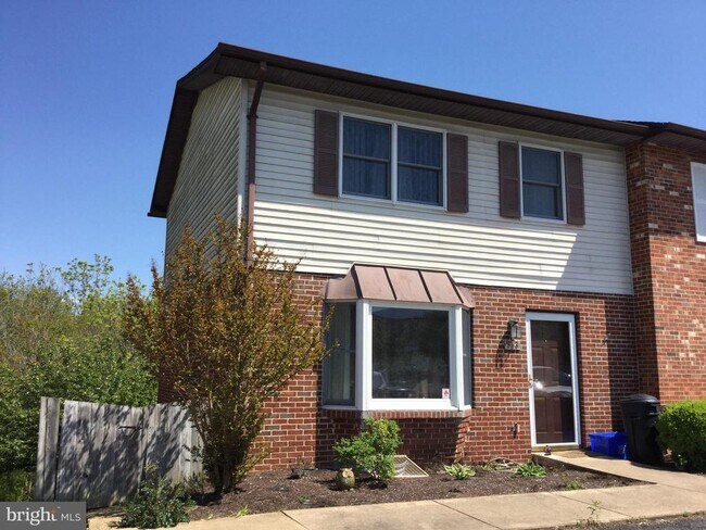 Building Photo - 913 Hill Top Dr