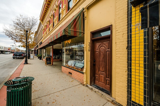 Building Photo - 226 N Main St