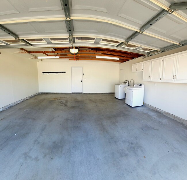 Building Photo - Updated and spacious single-story house on...