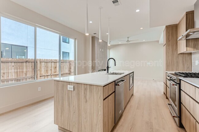 Building Photo - 2321 S High St