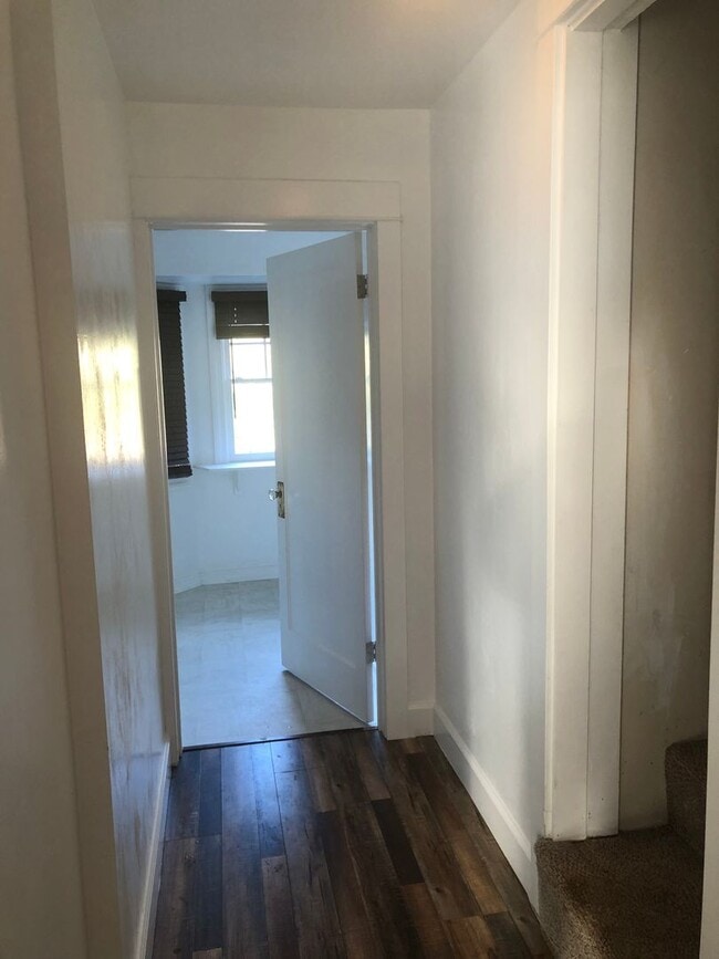 Building Photo - Cute 2 bedroom 1 bathroom farm house!