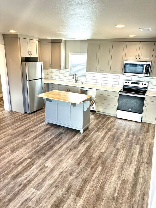 Building Photo - Nice Location in Heart of Old Town Fort Collins! WATER/SEWER/GAS INCLUDED IN RENT