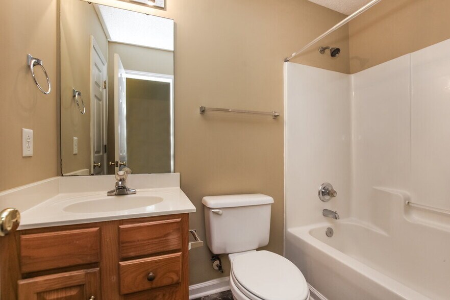 Building Photo - 2213 Brookline Ct