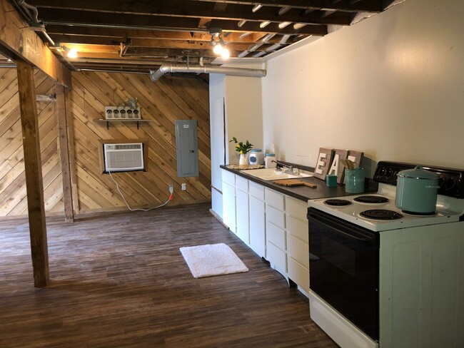 Building Photo - 1 bedroom with 1 bath with a single garage, downstairs unit for rent !