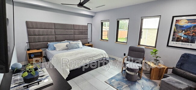 Building Photo - 2319 Drake Dr