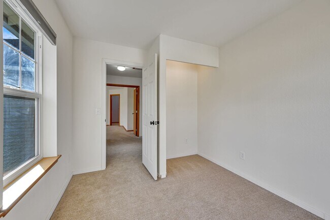 Building Photo - 4 BED & 2.5 SINGLE FAMILY HOUSE FOR RENT