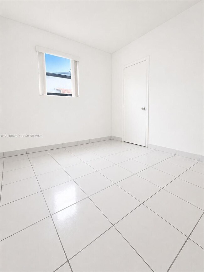 Building Photo - 765 W 70 Pl