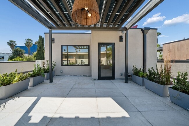 Building Photo - 652 Huntley Dr
