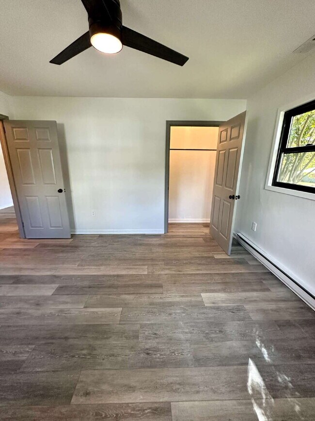 Building Photo - "Charming 2-Bed Gem with Granite Elegance ...
