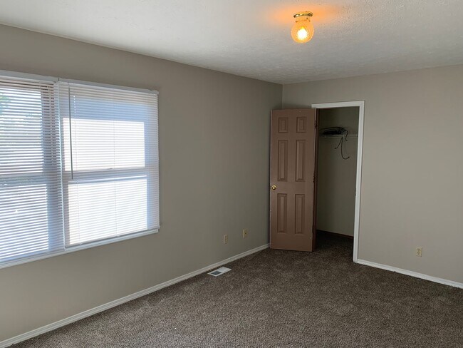 Building Photo - 1383 W Allen St