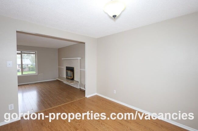 Building Photo - NE 22nd Ct - Gresham 4 bedroom split level home