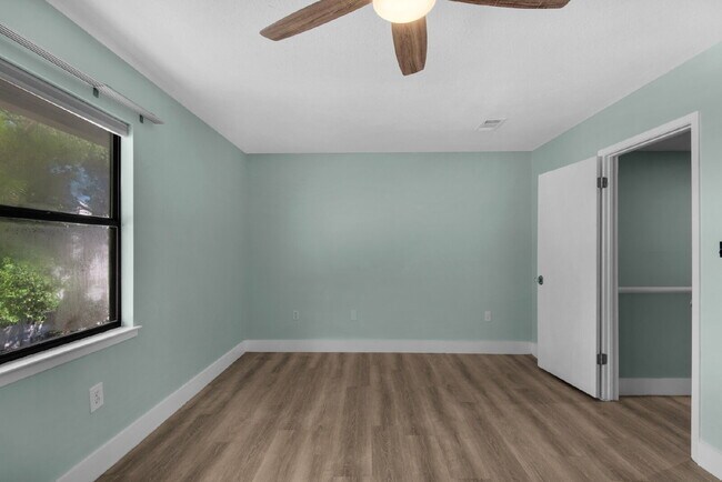Building Photo - "Charming 2-Bed Townhouse Retreat in Fort ...