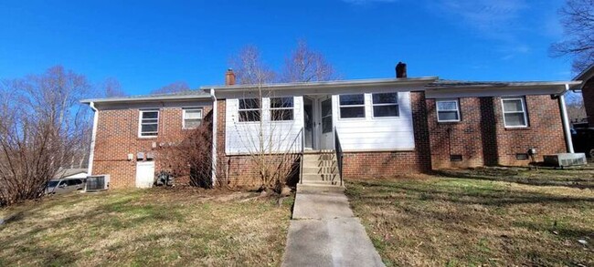 Building Photo - 2BD/1BA Duplex