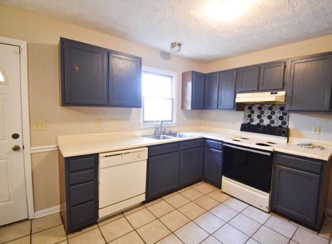 Building Photo - 2 Bedroom 1.5 Bathroom Townhome- Small Dogs Okay