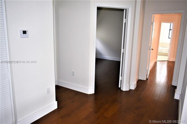 Building Photo - 6930 NW 106th Ave