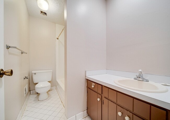 Building Photo - 930 S Water Ave