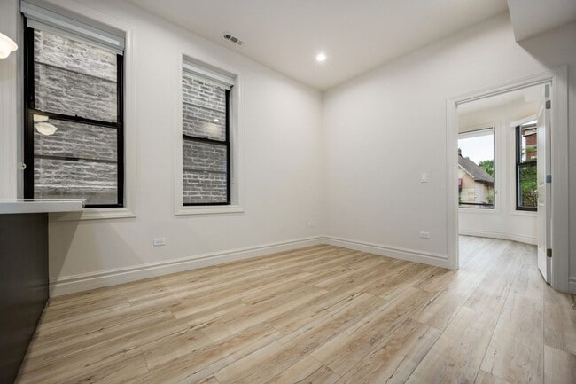 Building Photo - 1710 W Belmont Ave