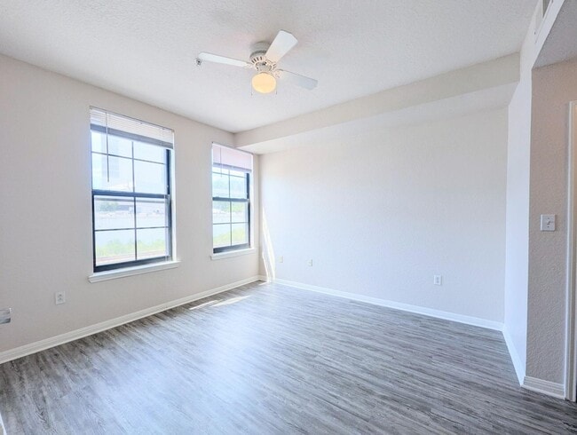 Building Photo - 2x2 Conveniently located. Large open conce...
