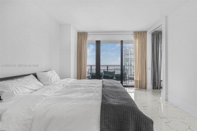 Building Photo - 650 NE 32nd St