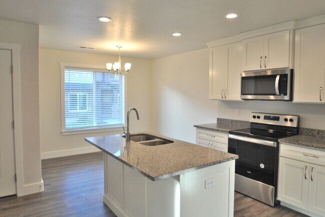 Building Photo - North Logan Townhome