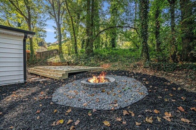 Building Photo - Fully Renovated Cottage near Downtown Smyrna!