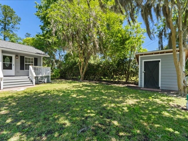 Building Photo - Charming 3 Bedroom Renovated Retreat: Cozy...