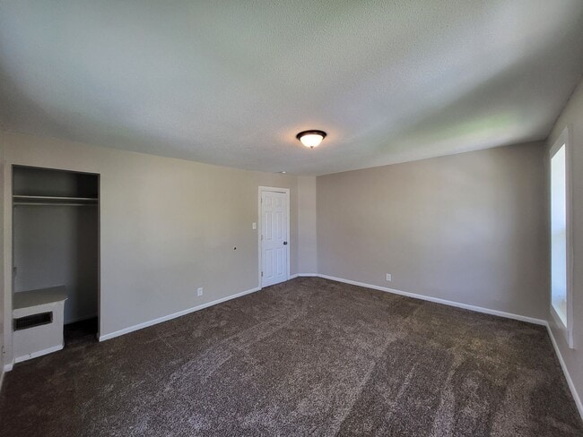 Building Photo - 3 Bedroom, 1 Bathroom Duplex with quick ac...