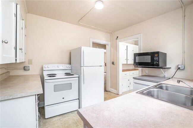 Building Photo - 1300 Rockhurst Rd