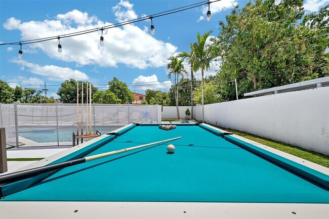 Building Photo - 301 SW 30th Ct