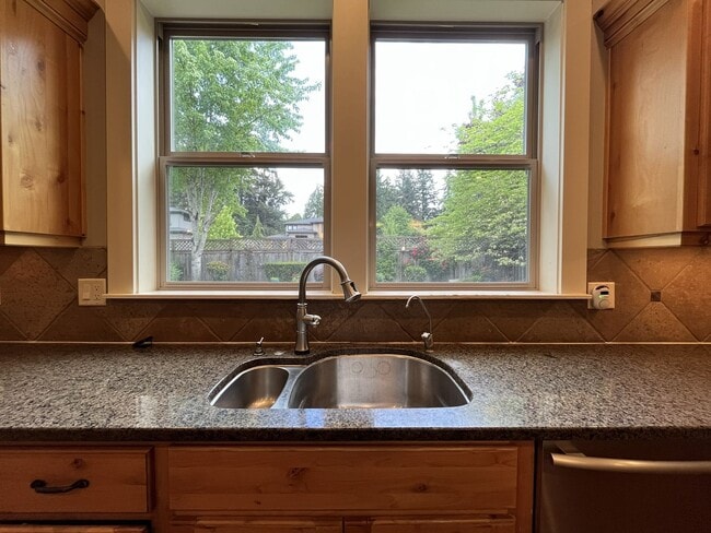 Building Photo - Luxury 5 Bedroom Home with Soaking Tub, Chef’s Kitchen & Expansive Primary Suite
