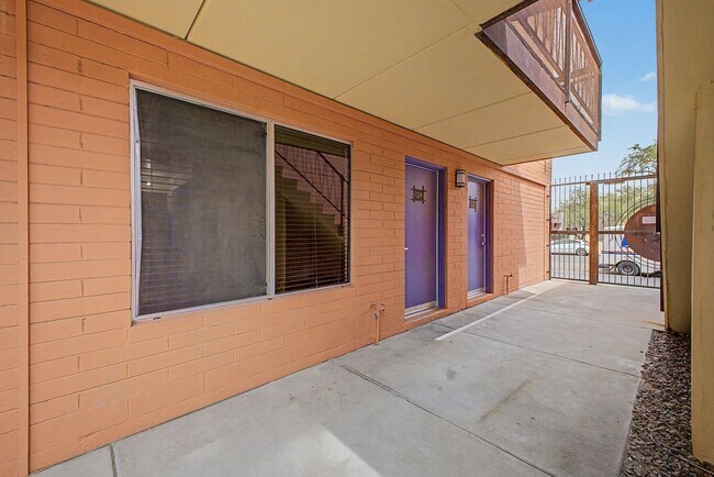 Building Photo - University/ Downtown- 1 bedroom first floor condo