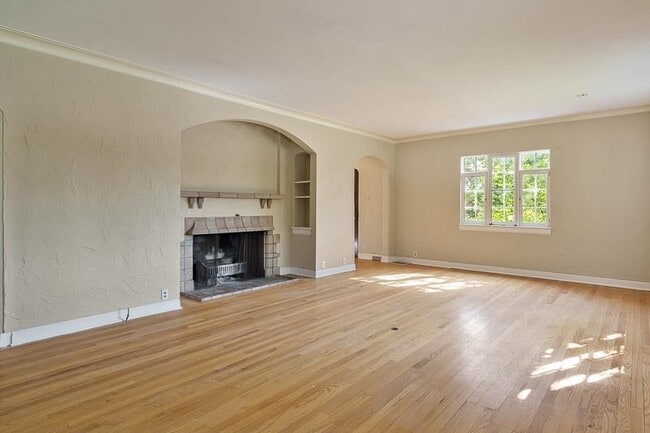 Building Photo - 618 S Harvey Ave