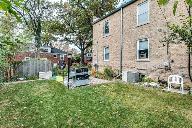Building Photo - 1216 Hull Terrace