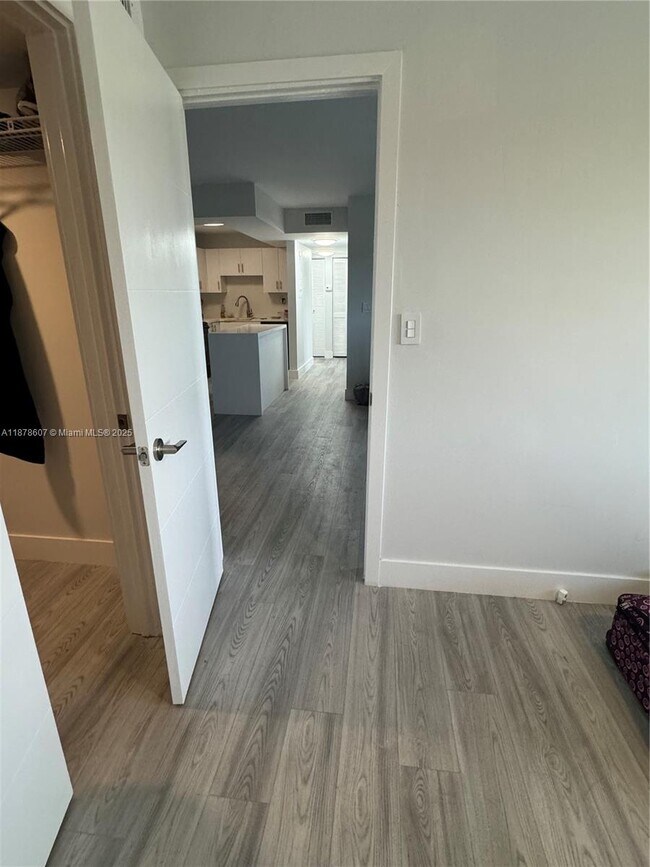 Building Photo - 3720 N Pine Island Rd