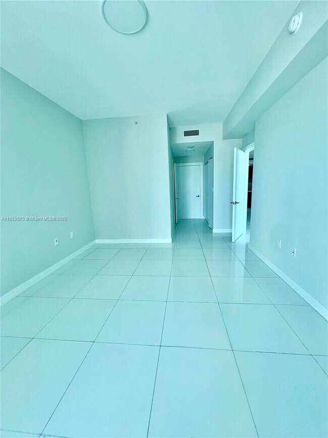 Building Photo - 900 Biscayne Blvd