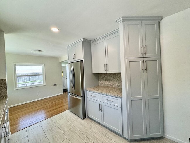 Building Photo - Charming 3 bedroom, 2 bath completely remo...