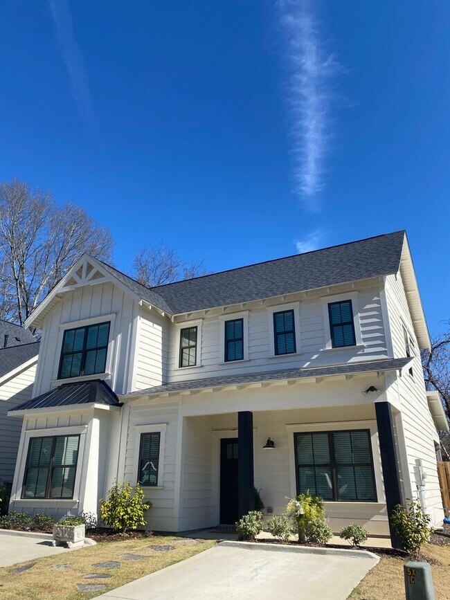 Building Photo - 3 Bedroom Home in Premier Location!