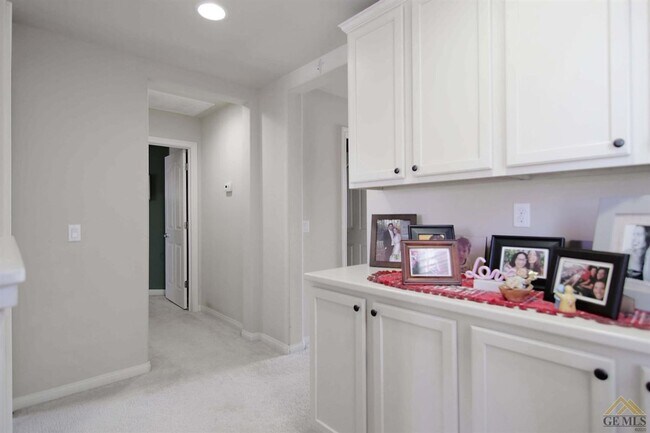 Building Photo - Gorgeous Home in a Gated Community with Pool!