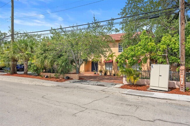 Building Photo - 1545 Miami Rd