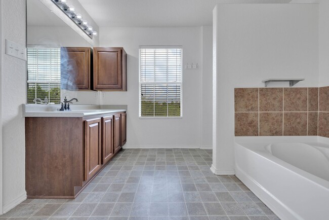 Building Photo - Stylish 3-Bedroom Home with Expansive Pati...