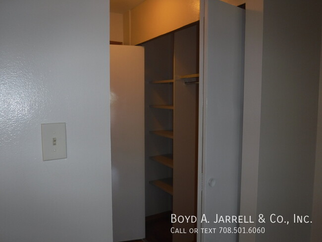 Building Photo - Immediate Occupancy, one bedroom