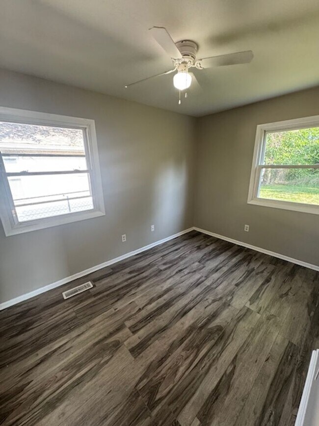Building Photo - 328 W Hollis Ln