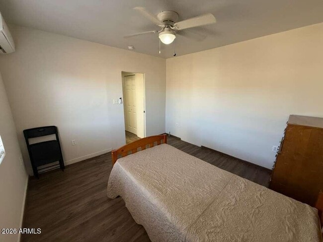 Building Photo - 936 E 8th St