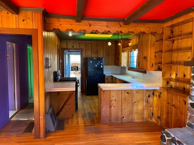 Building Photo - House with Charm, 2/1 with large garage and bonus room & bathroom