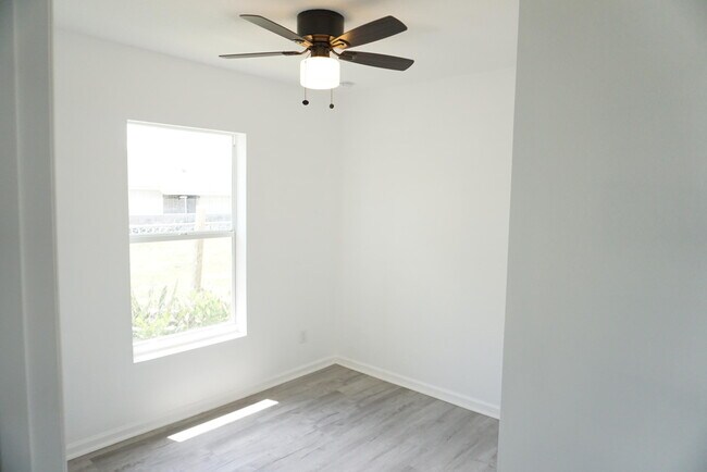 Building Photo - 1181 W 28th St