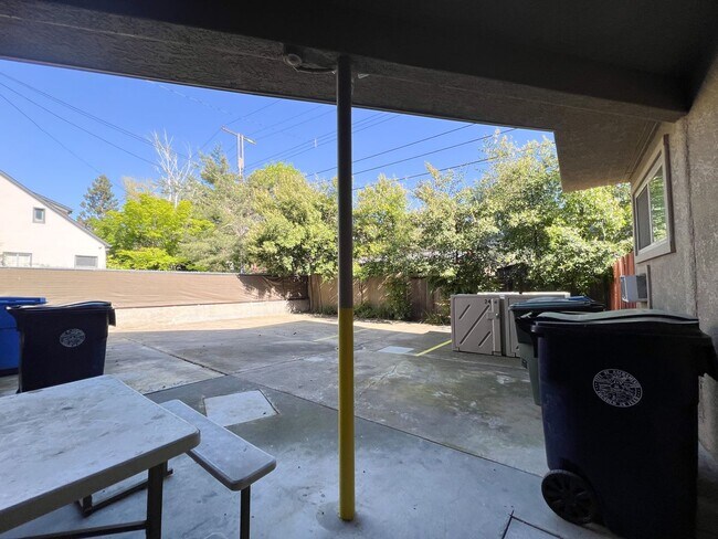 Building Photo - Remodeled 1 Bed, 1 Bath Apt Near McKinley Park