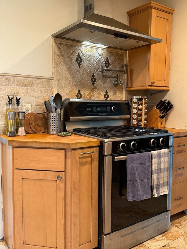 Building Photo - 3 Bedroom 2 Bathroom House Available Septe...
