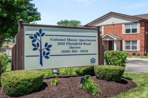 Building Photo - Colonial Manor